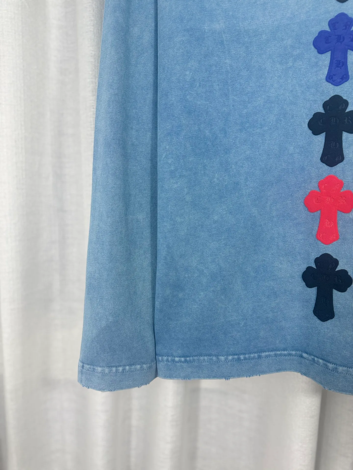 P250 top version, real shot without P, ​​different from market currency) 𝗖𝗵𝗿𝗼𝗺𝗲 𝗛𝗲𝗮𝗿𝘁𝘀/Cro Heart 2025 Autumn and Winter Horseshoe Cross Sticker 3D Glue Couple Casual Long Sleeve 👑The highest version! Customized fabric 320g fabric! Horseshoe cross printing 3D hot glue! The best-selling model in the counter, very comfortable to wear. Accessories: original molded and authenticated collar label➕100% silk wash label. Genuine purchase-grade original hangtag➕matching hanging rope➕3D hanging beads➕original packaging bag. Craftsmanship: The original version has consistent wiring! The highest version of the armhole matching technique! Color: Blue Black Size: S M L XL Style No.: 5175